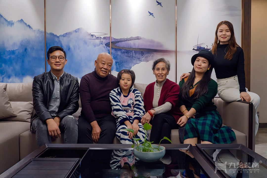 設(shè)計師與業(yè)主合影
